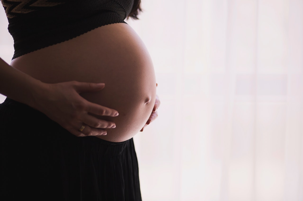 Kobieta w ciąży zażywa kwas DHA